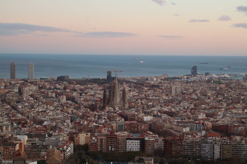 die Skyline der spanischen Stadt Barcelona.