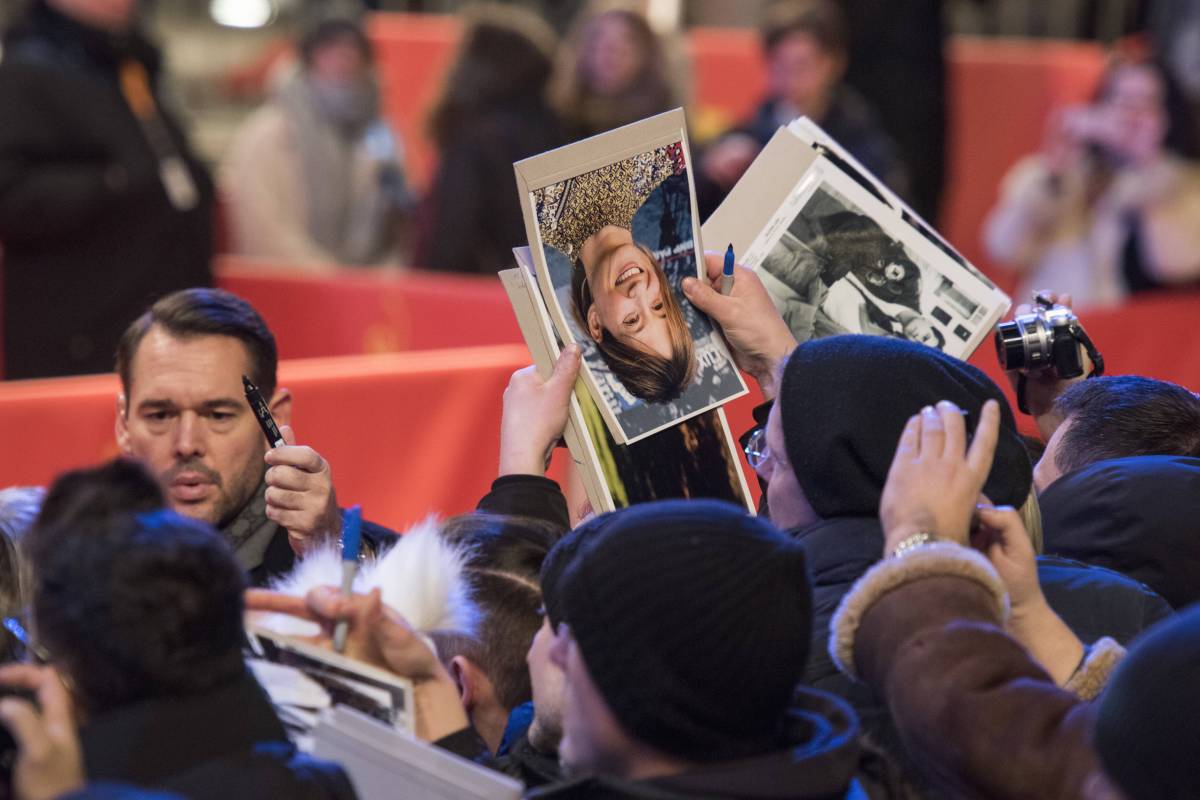 Autogrammjäger mit Fotografien von Schauspielerin Alba Rohrwacher am Roten Teppich bei der Premiere