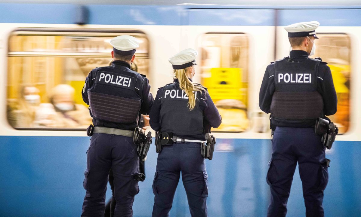 Polizisten U-Bahn