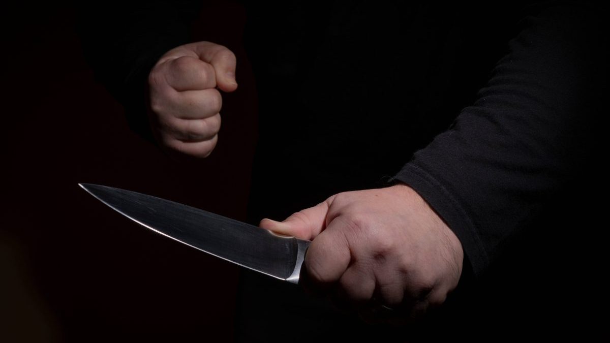 Mann mit Messer in der Hand