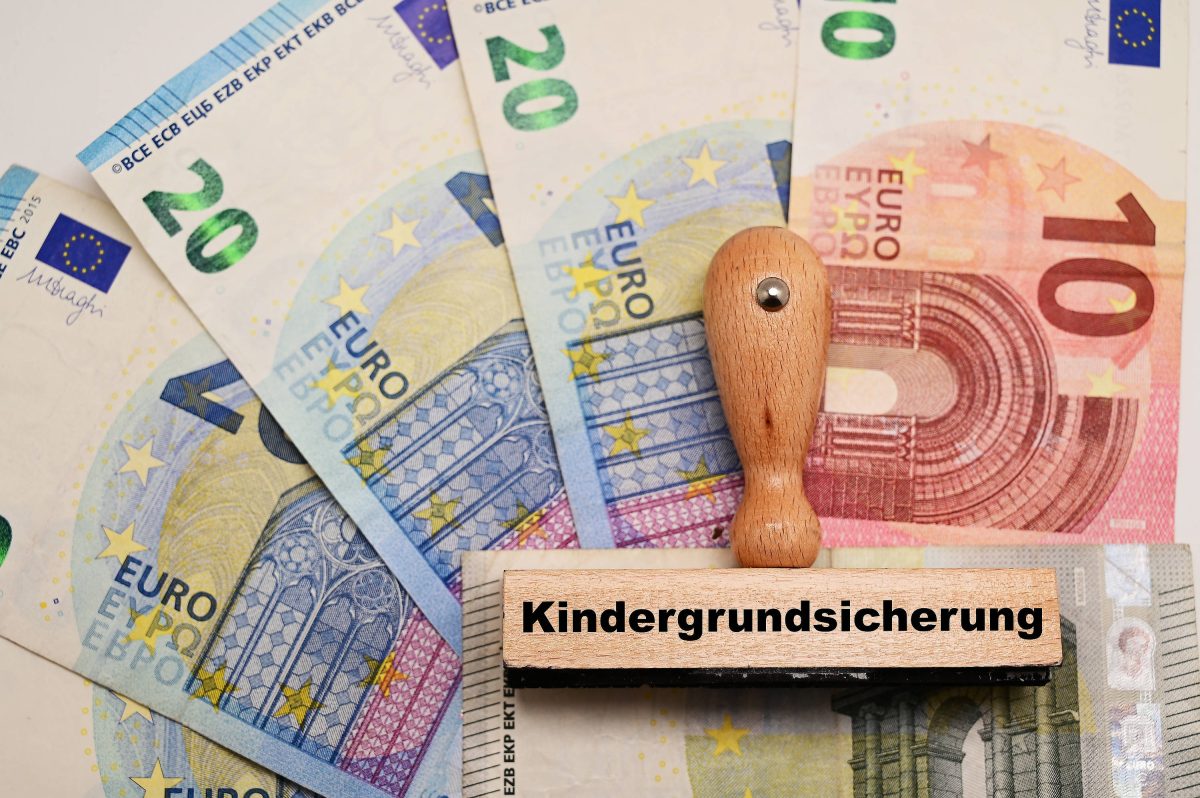 Die Kindergrundsicherung soll rund 12 Milliarden Euro kosten. Christian Lindner blockiert das bislang und erntet Kritik vom Paritätischen Gesamtverband.