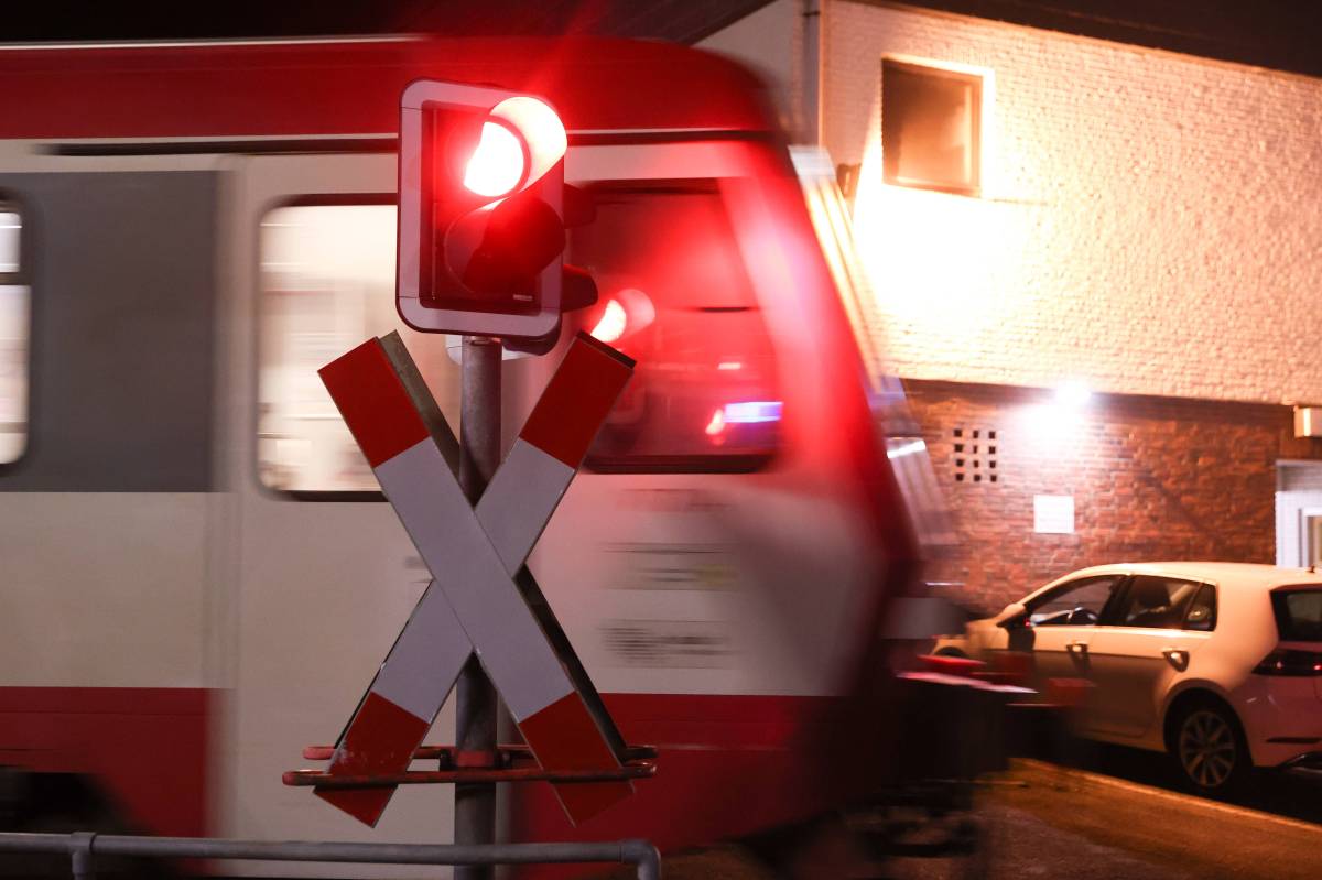 Deutsche Bahn in NRW: Zug prallt auf einen Kühlschrank.