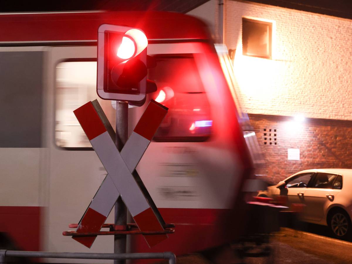 Deutsche Bahn in NRW: Ungewöhnliche Gegenstände auf dem Gleis – dann rauscht ein Zug heran