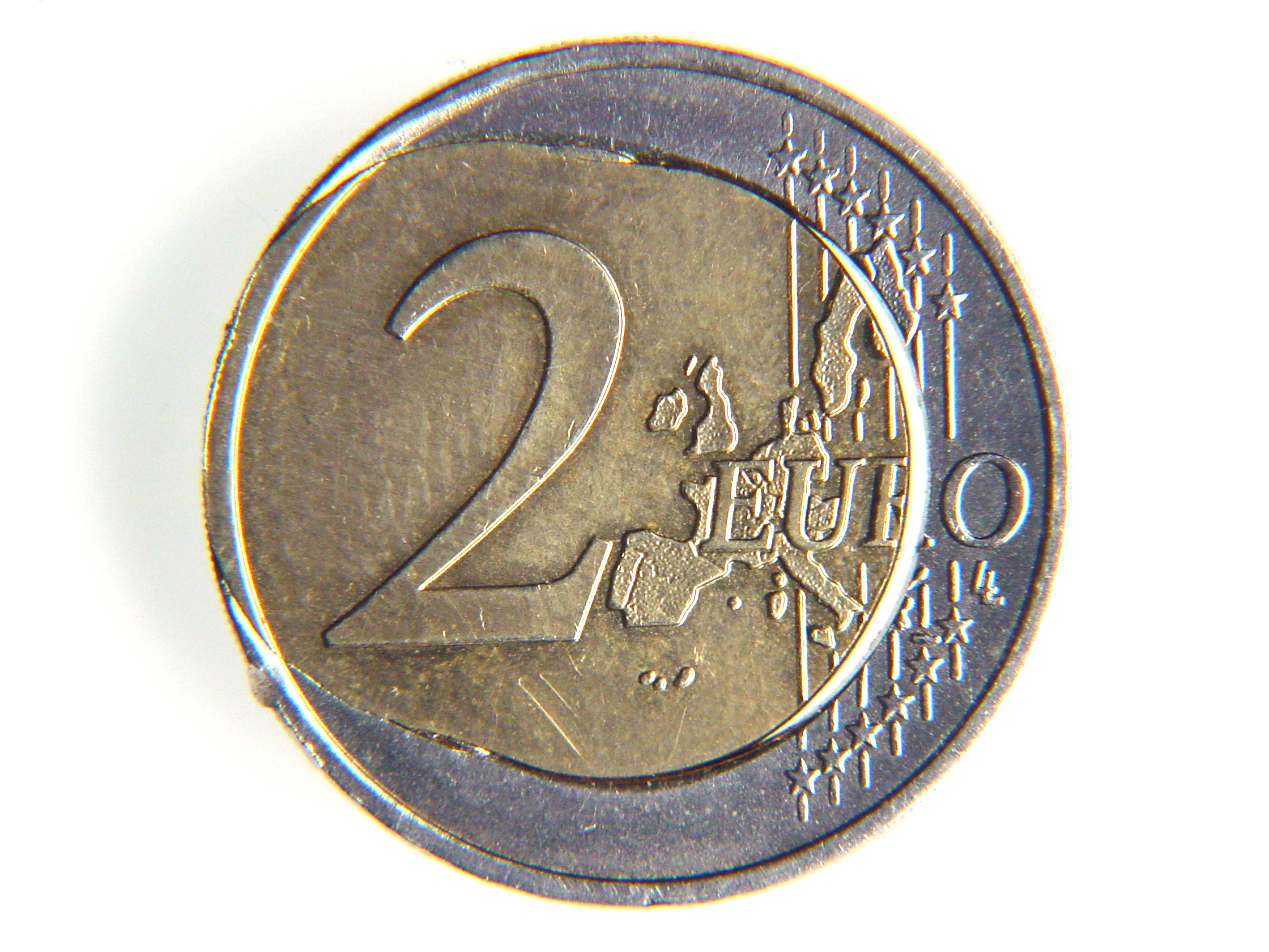 Spiegelei Euromünze, bei der das Innere über den äußeren Rand der 2-Euro-Münze läuft