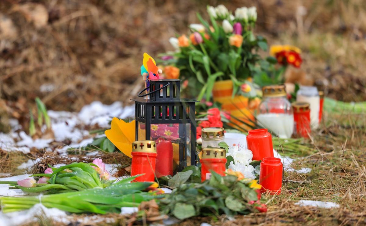 Blumen und Kerzen am Tatort in Freudenberg/NRW