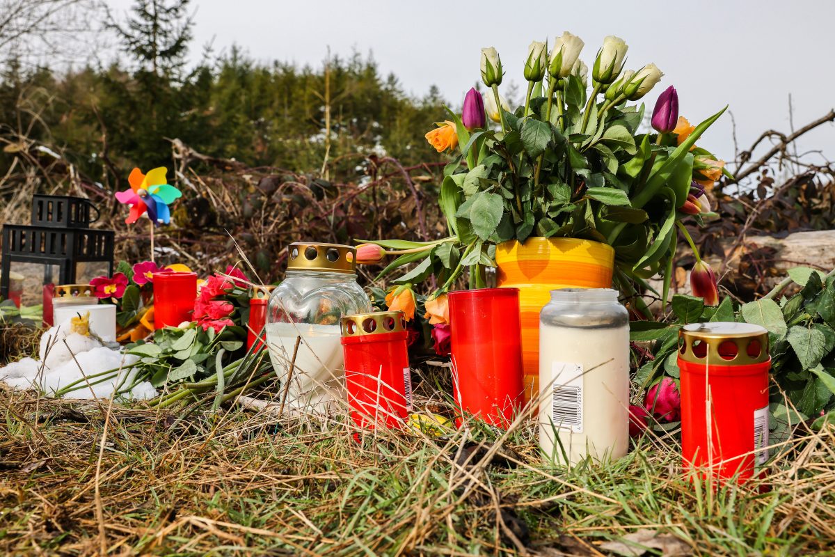 Blumen und Kerzen am Tatort in Freudenberg (NRW)