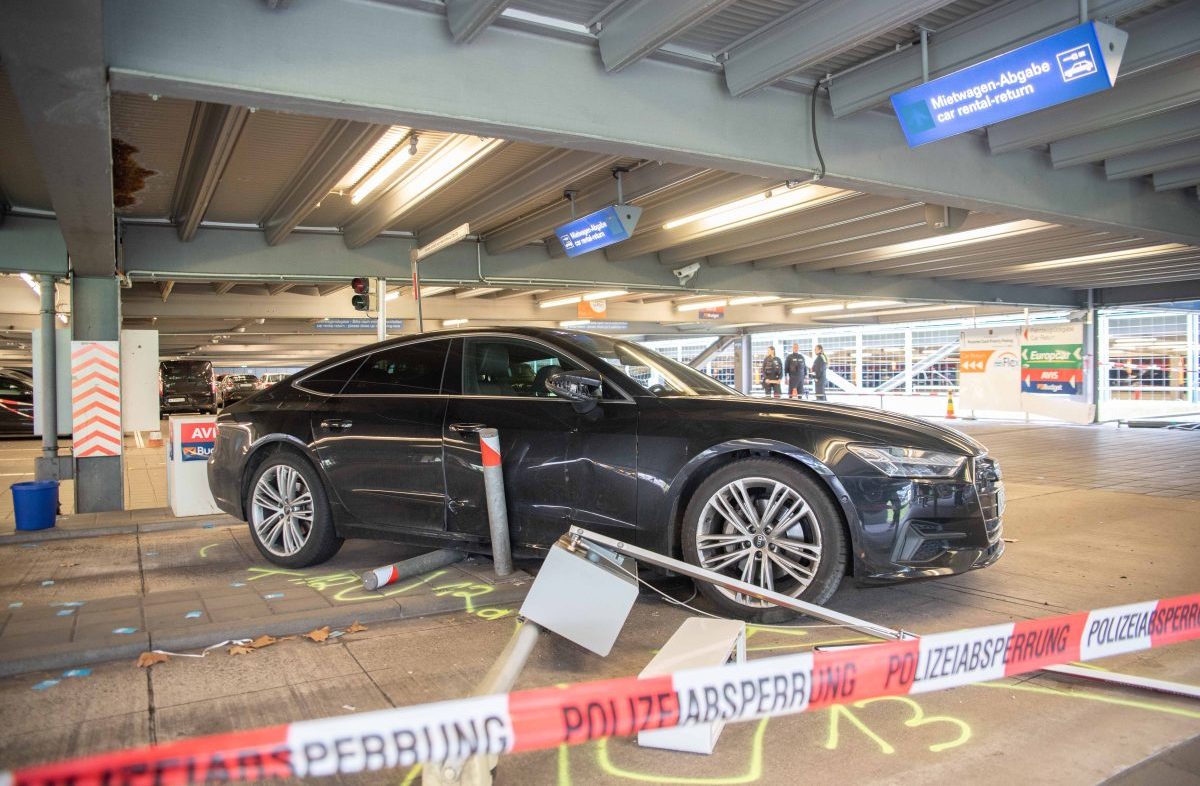 Tatort am Flughafen Köln/Bonn geparkter beschädigter Wagen