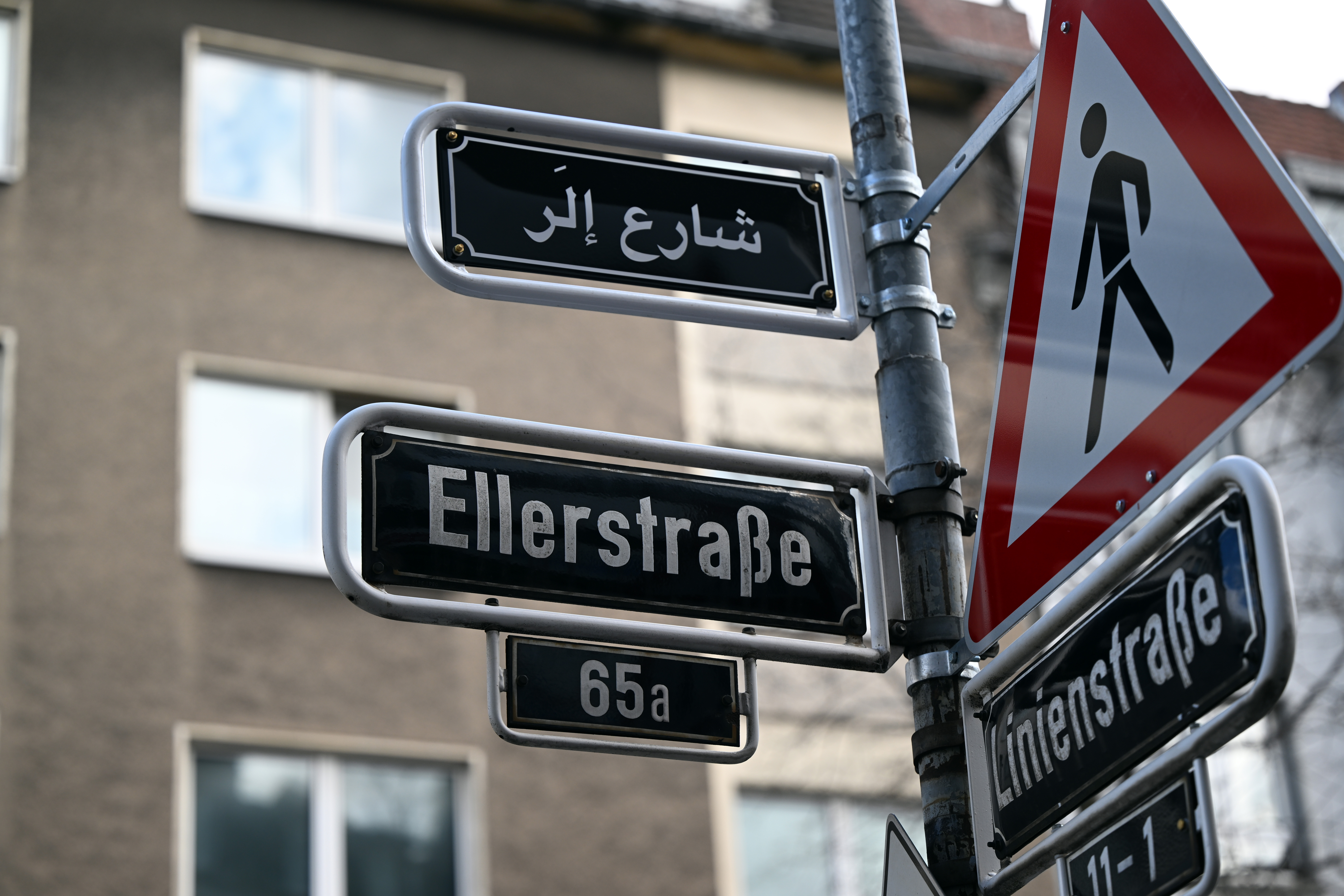 Düsseldorf: Angriff auf arabisches Straßenschild! Schlimme Botschaft 