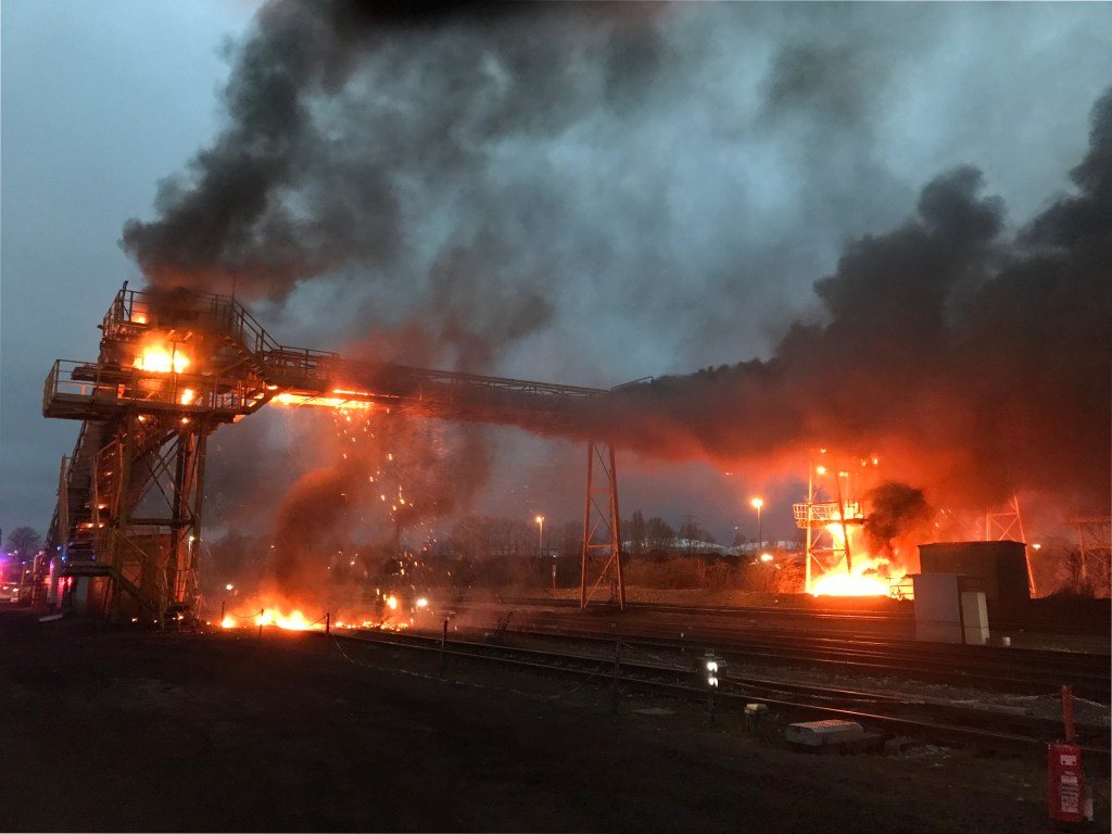 Brennende Brücke am Kohlehafen von Bottrop