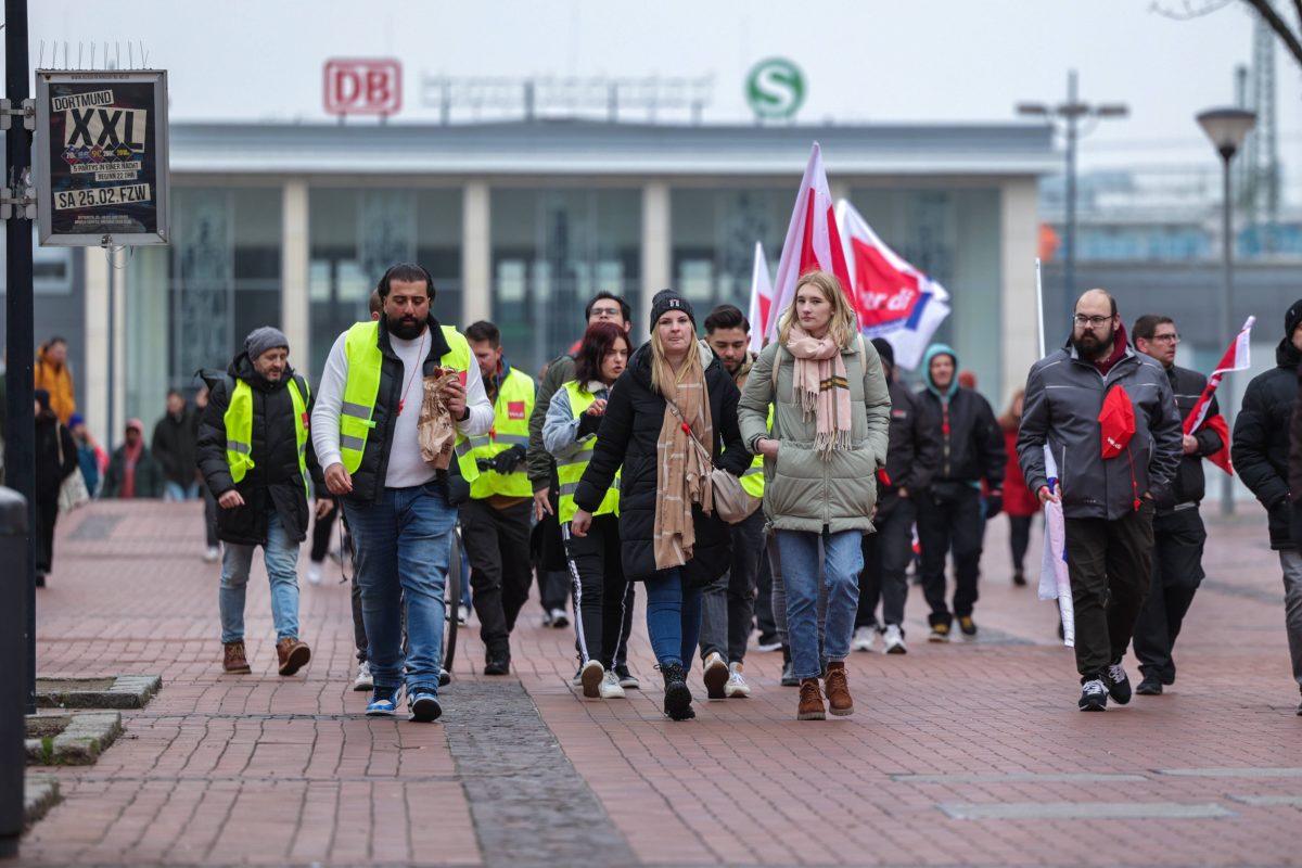 Verdi-Streikende vor dem Dortmunder Hauptbahnhof