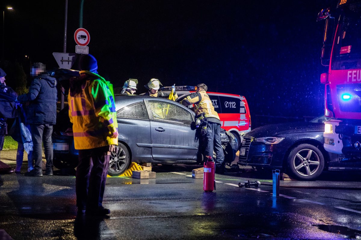 Essen: Schwerer Unfall! Autofahrer muss aus Wagen gerettet werden