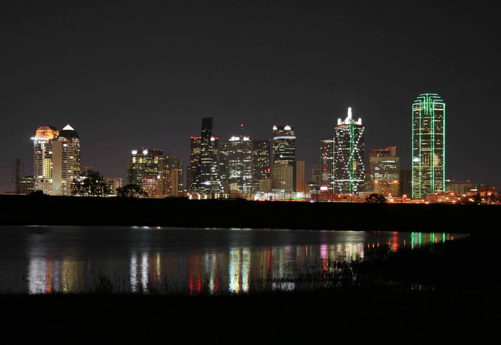 Die Skyline der US-Stadt Dalls bei Nacht.