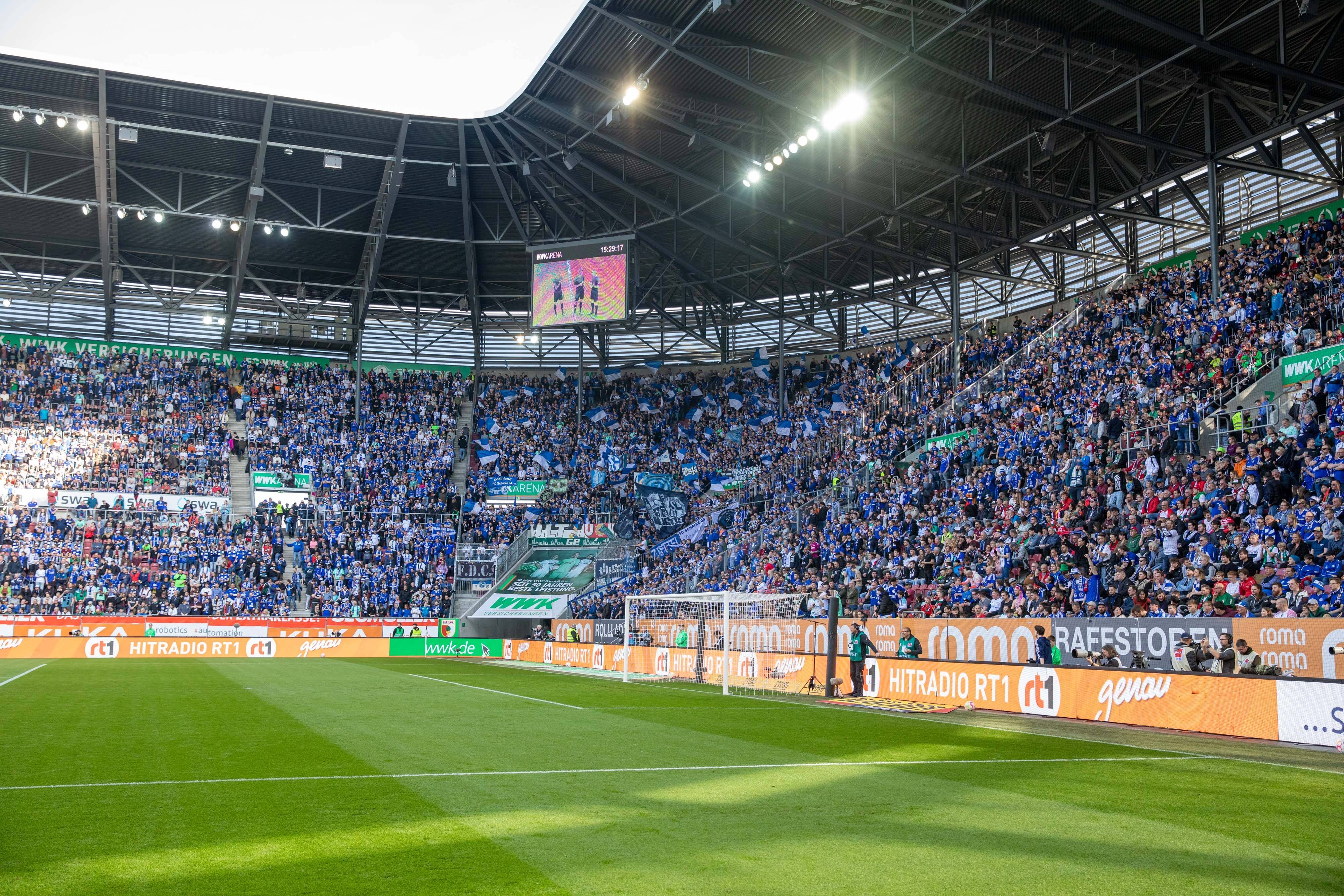 FC Augsburg - FC Schalke 04 Fans aus dem Häuschen