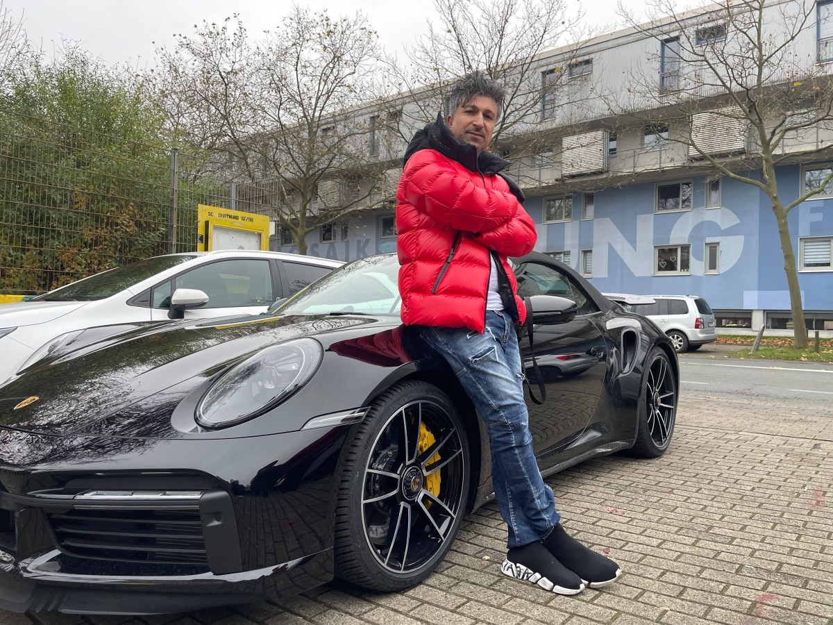 Chico posiert mit Porsche
