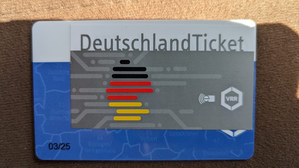 49-Euro-Ticket im Ruhrgebiet Ticket 1000 mit Aufkleber