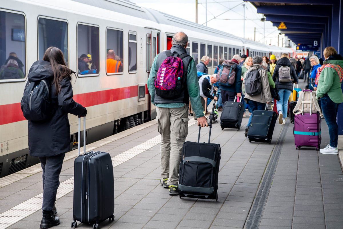 Deutsche Bahn ICE Bahnhof Reisende mit Gepäck