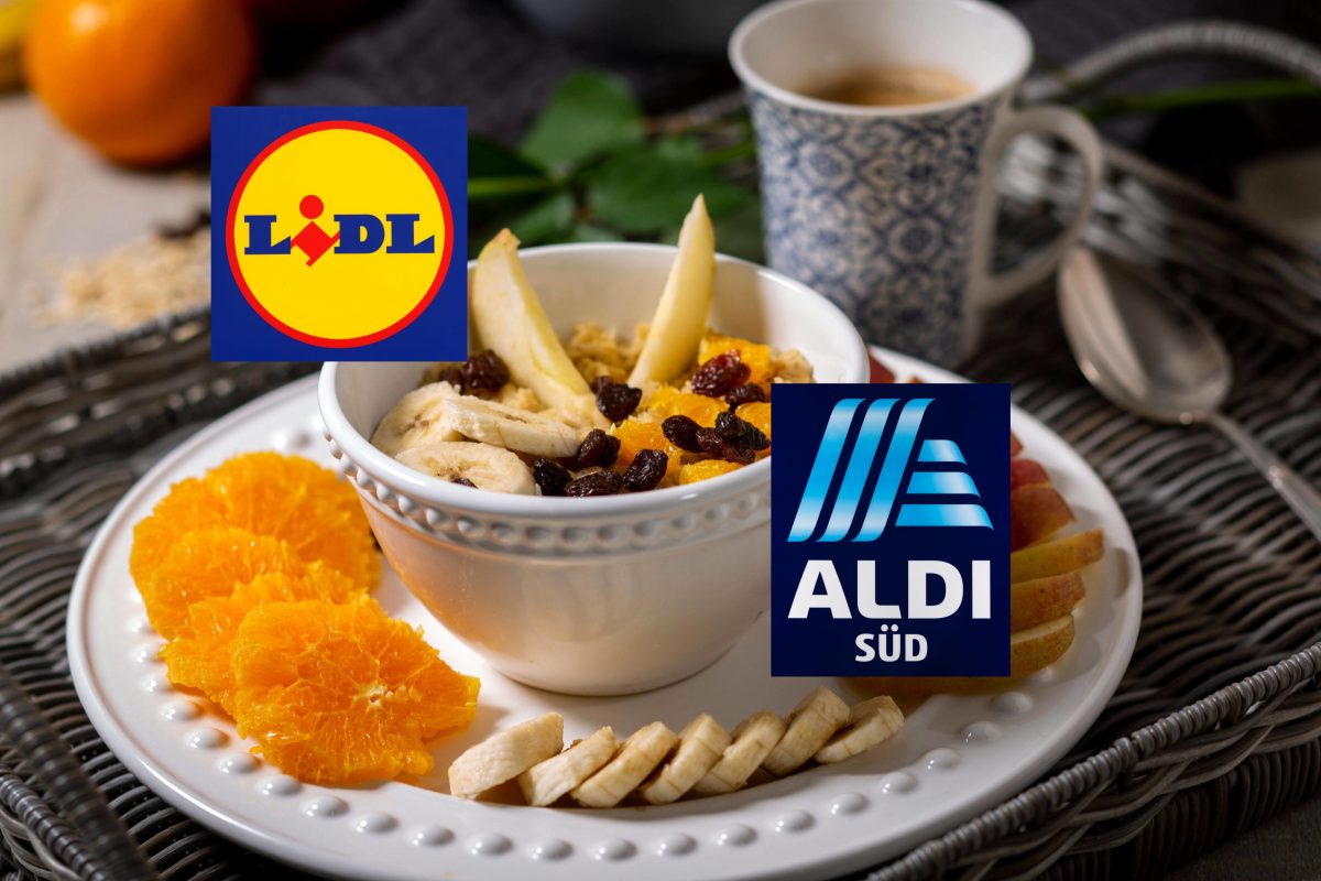 Aldi, Lidl und Co. Logo Frühstück mit Müsli, Obst und Kaffee auf Tisch