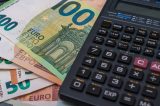 Mehrere Euroscheine und ein Taschenrechner