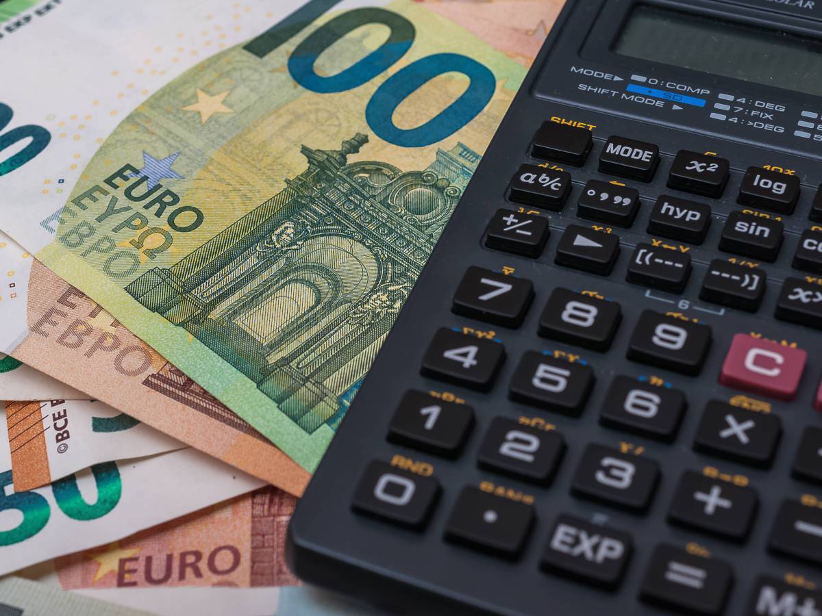 Mehrere Euroscheine und ein Taschenrechner