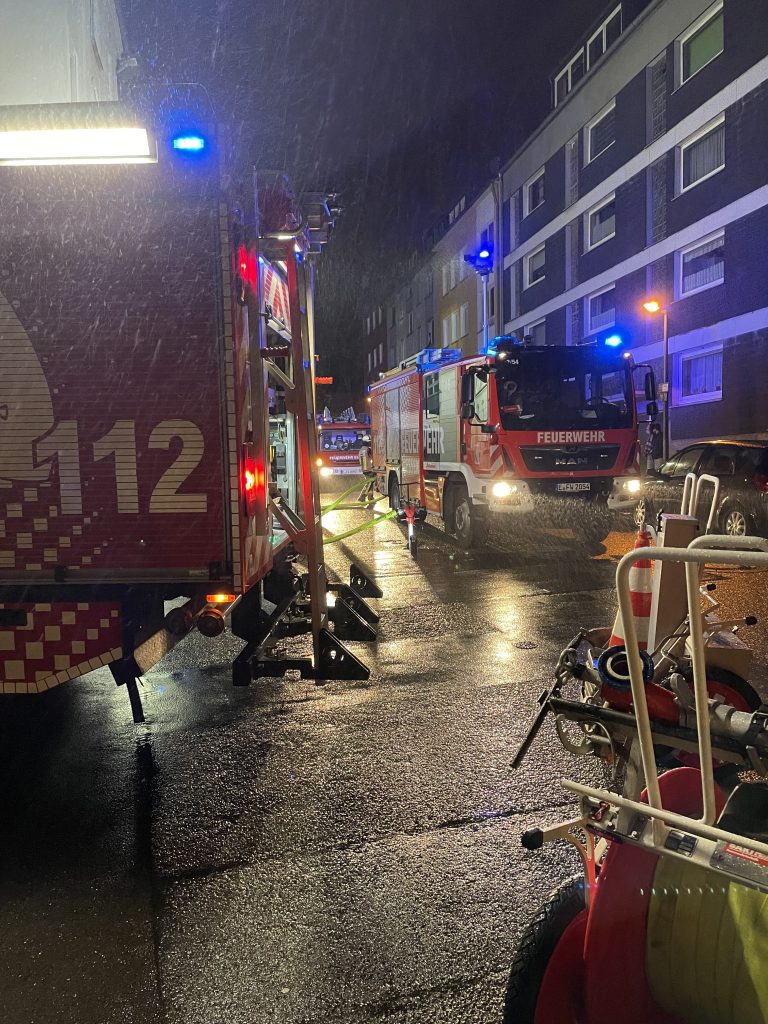 Essen Mehrfamilienhaus Feuerwehr Einsatzstelle