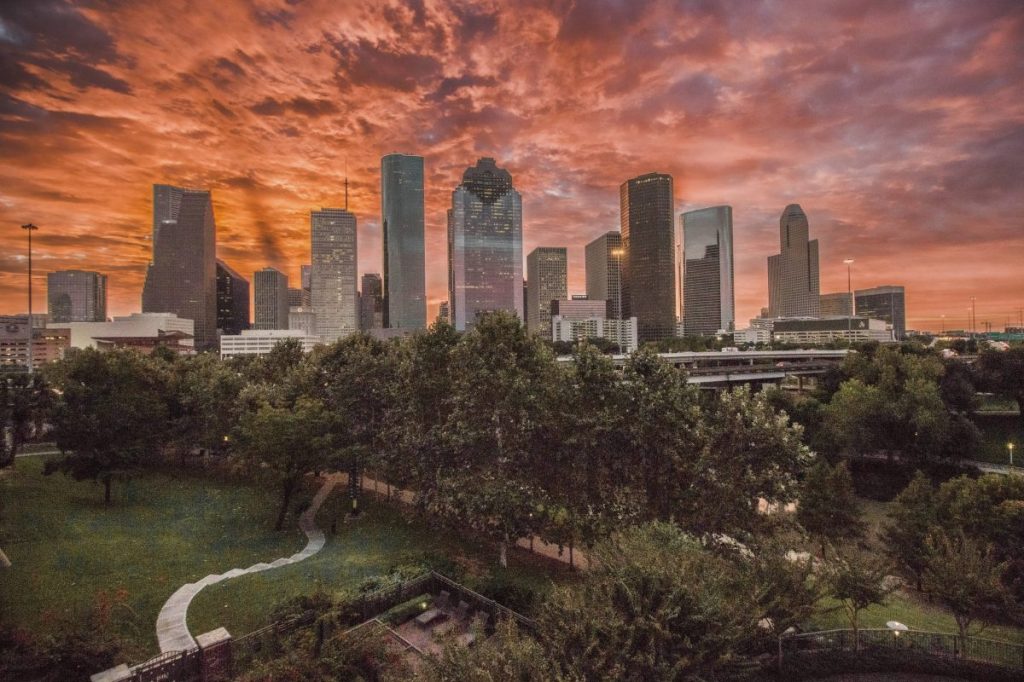 Die Skyline der US-Stadt Houston bei Sonnenaufgang.