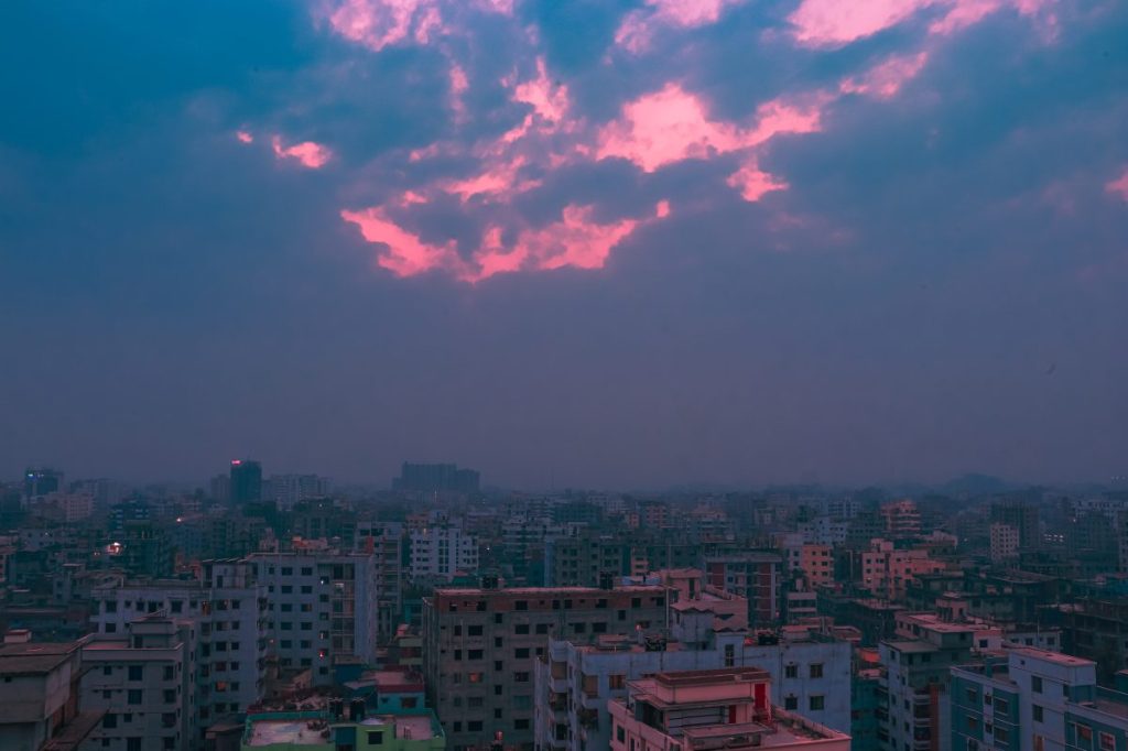 die Skyline der Stadt Dhaka am Abend.