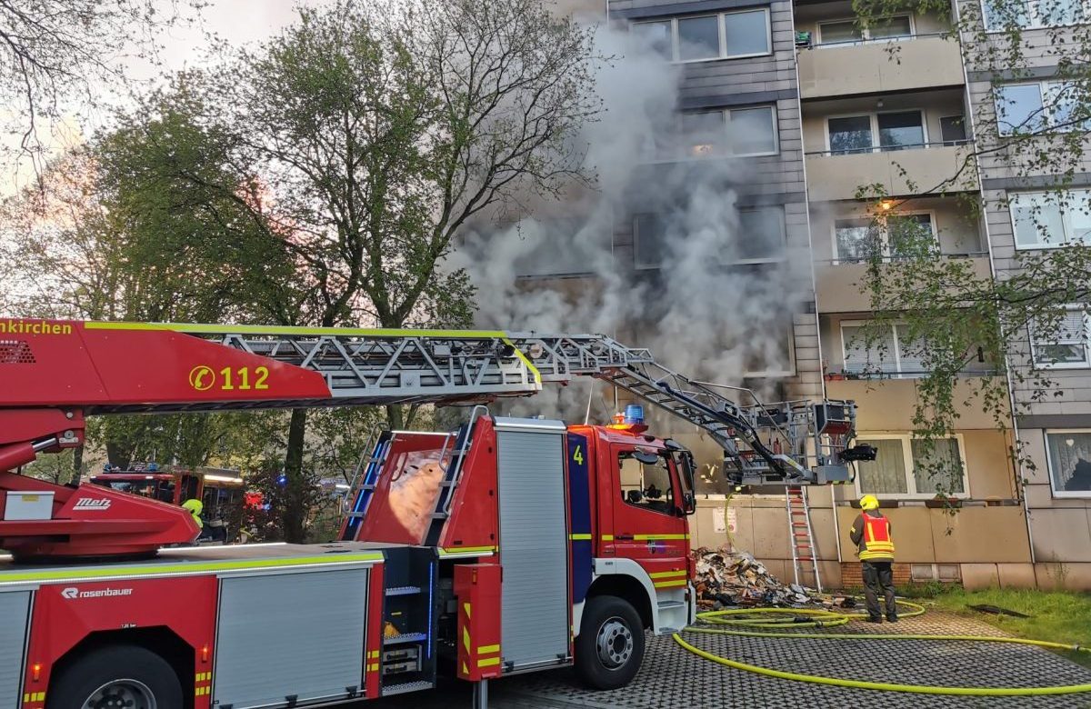 Gelsenkirchen Brand in Wohnung Feuerwehrwagen Feuerwehr