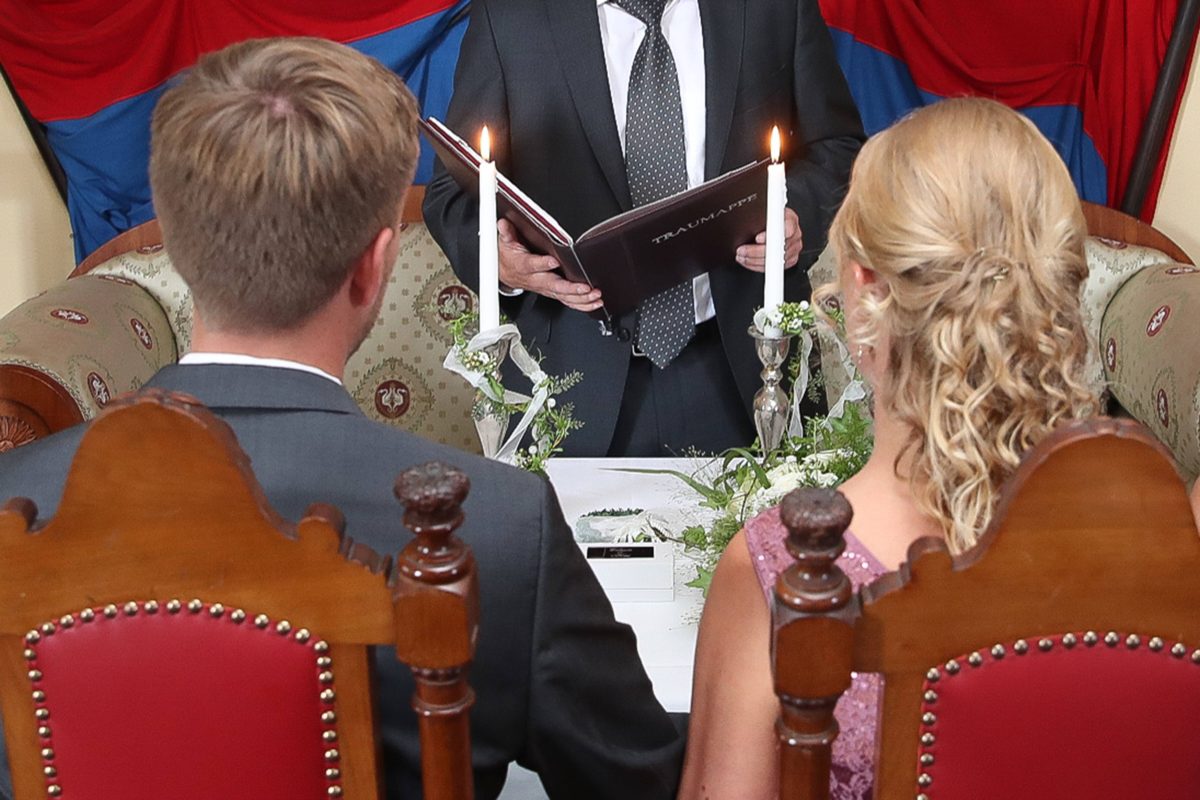 Hochzeit in NRW Braut und Bräutigam beim Standesamt