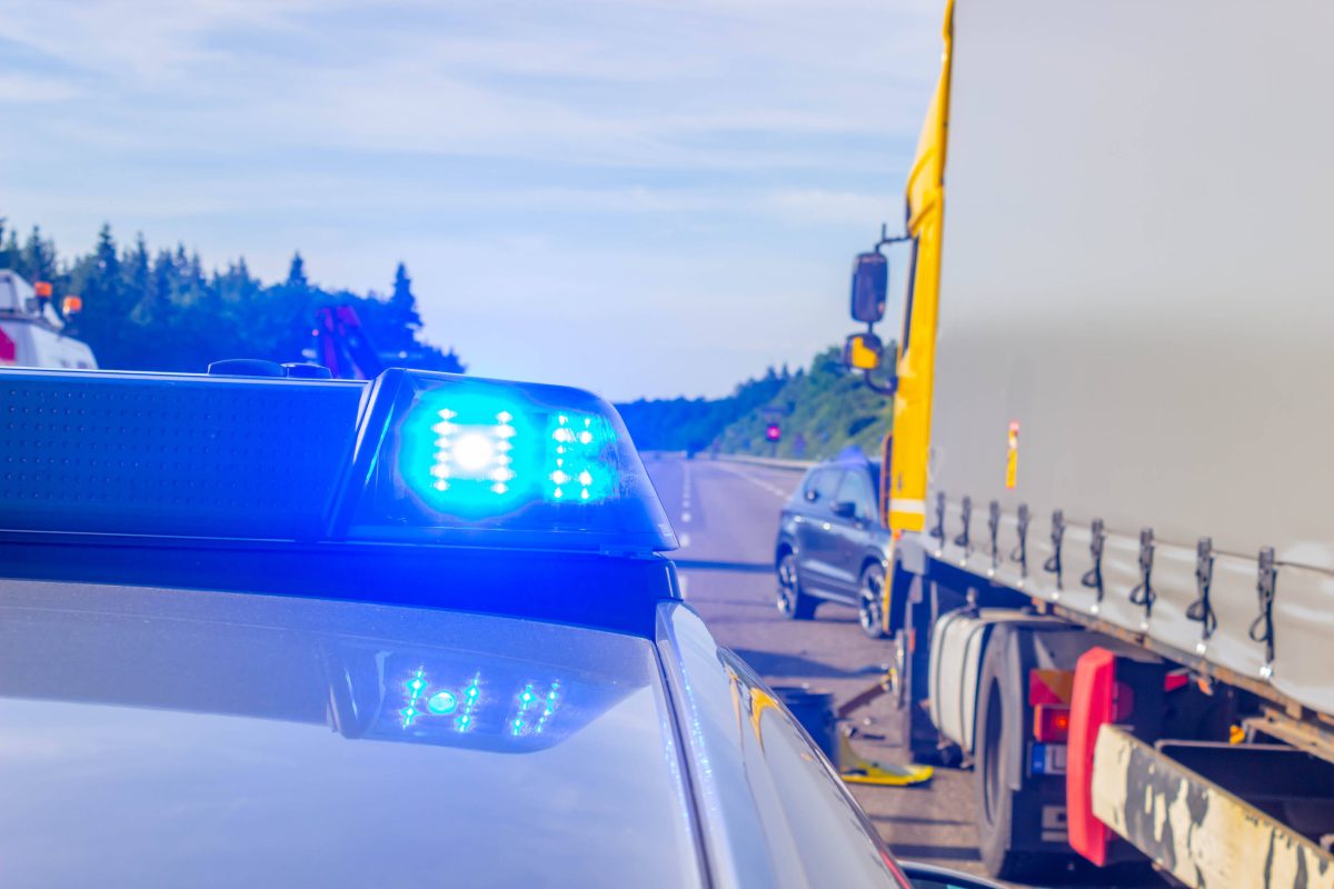 Lkw Polizeiauto mit Blaulicht Unfall Autobahn