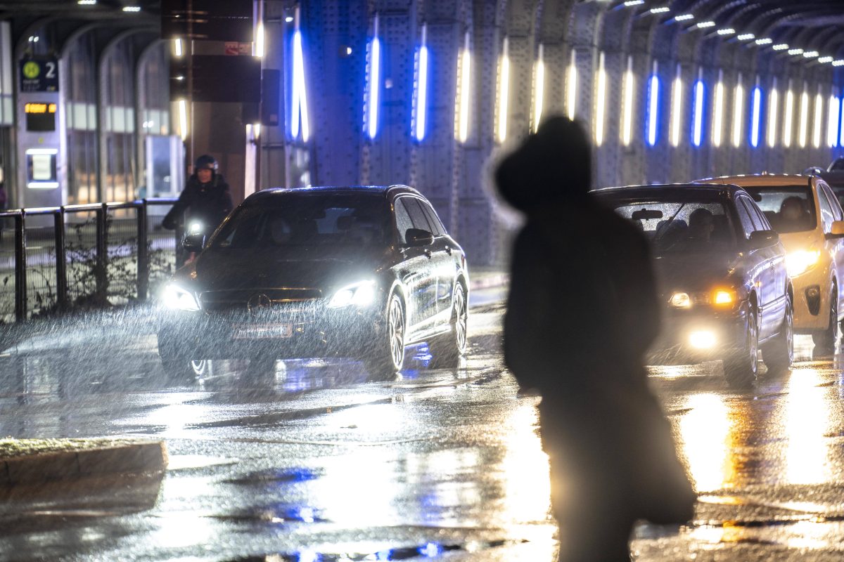 Wetter in NRW Regen Essen Hauptbahnhof Autos und Fußgänger auf nassen Straßen