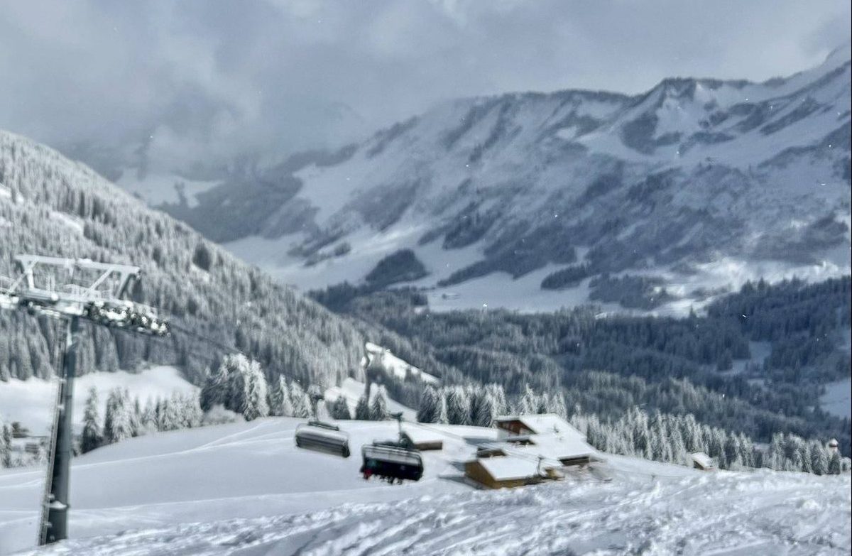 Urlaub in Österreich Schnee bedeckte Berge in Vorarlberg