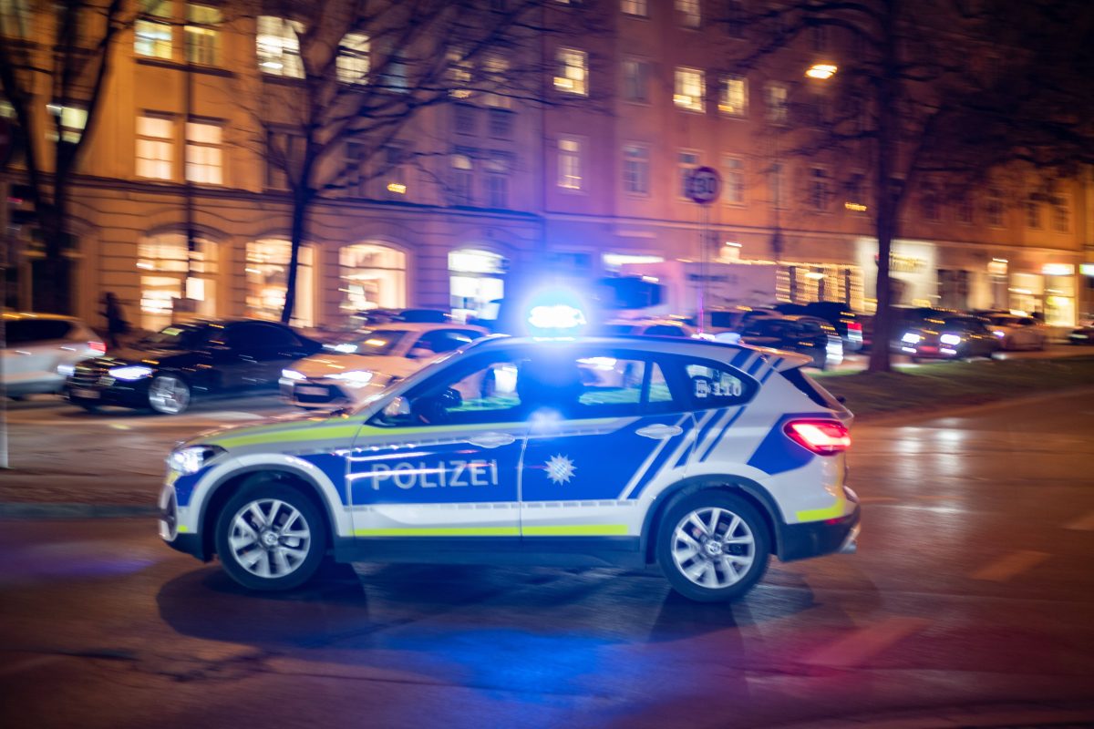 Polizeiauto in Wohnstraße