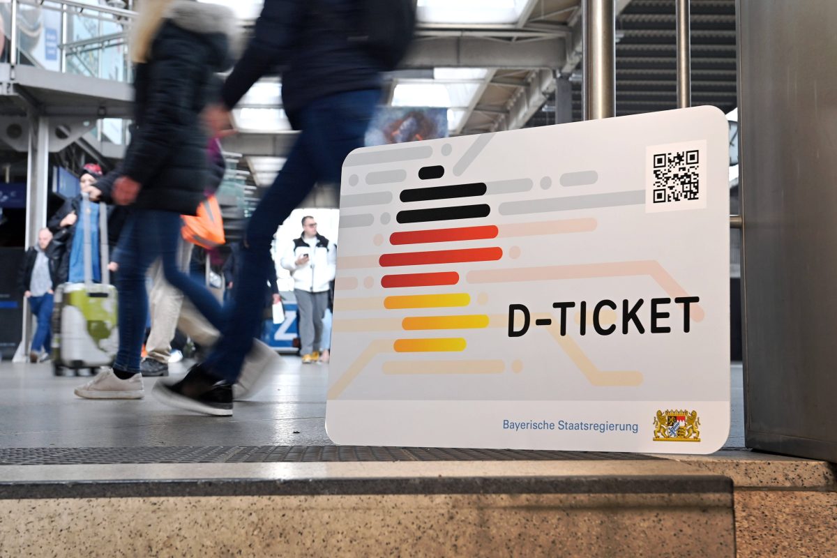 49-Euro-Ticket Pendler laufen durch Bahnhof