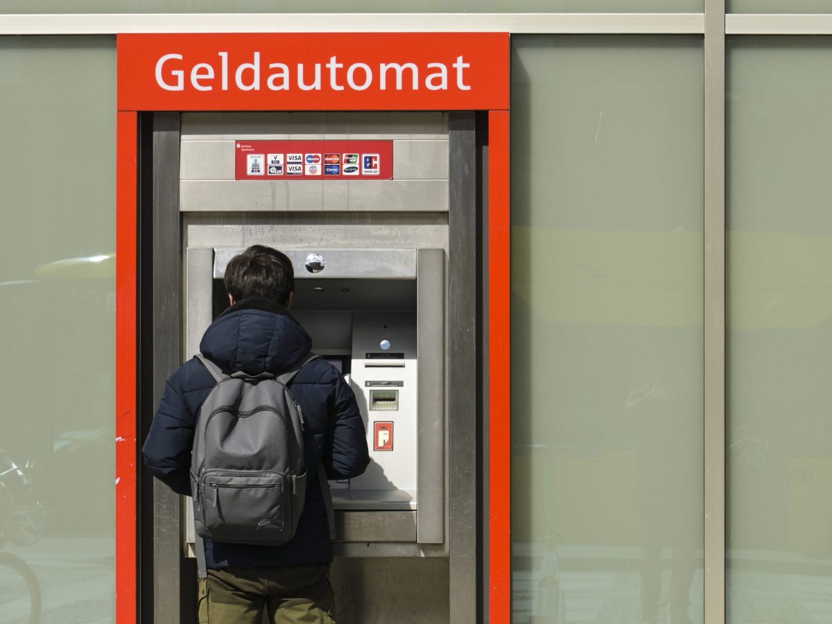 Sparkassen im Ruhrgebiet Kunde am Geldautomaten