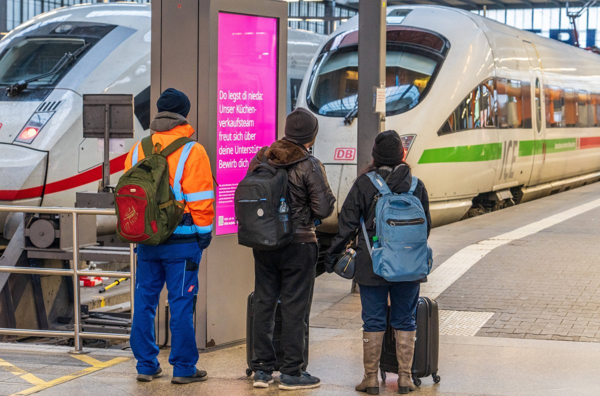 Deutsche Bahn ICE am Bahnhof und wartende Fahrgäste davor
