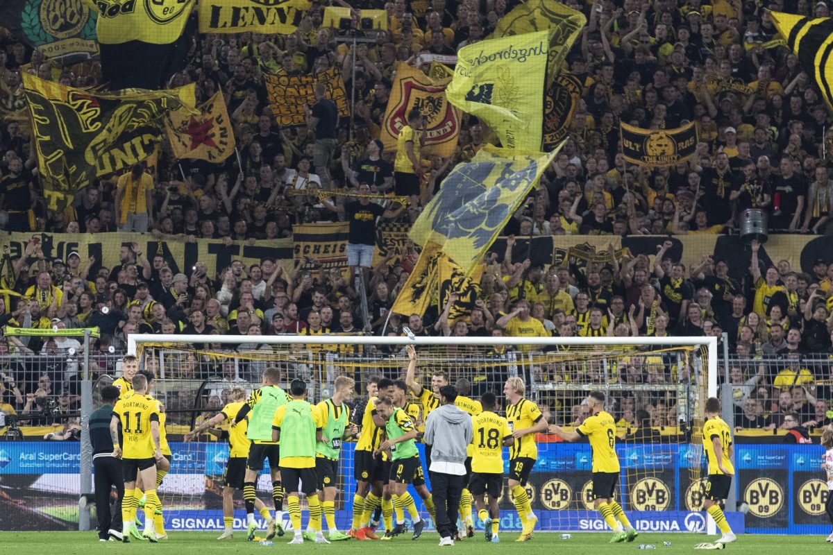 Borussia Dortmunds Spieler feiern vor der Südtribüne.