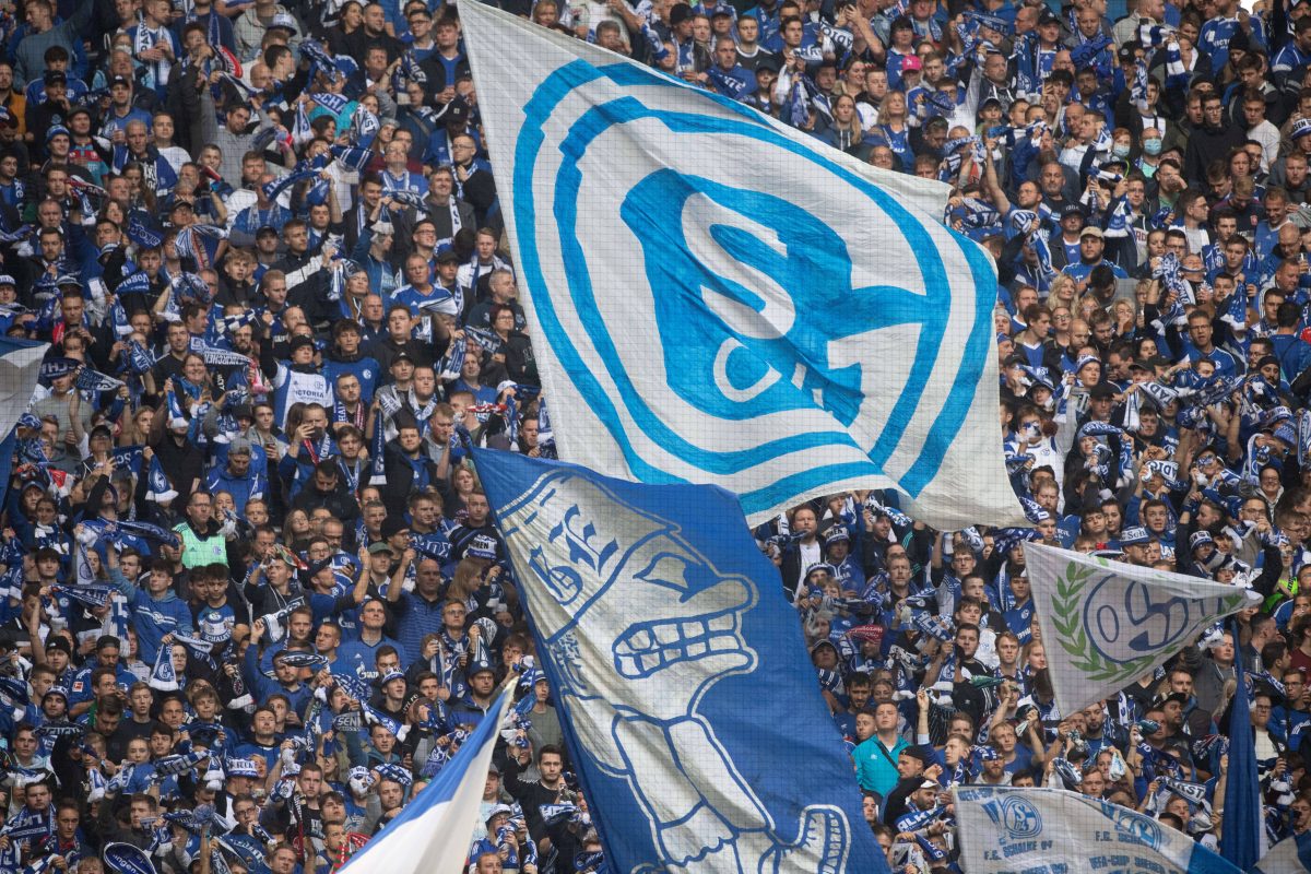 Die Fans des FC Schalke 04 stehen hinter ihrem Team.