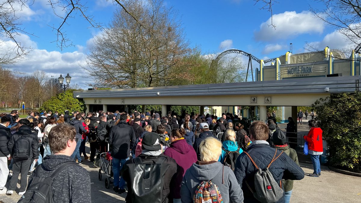 Movie Park Eingang mit vielen Besuchern in der Warteschlange