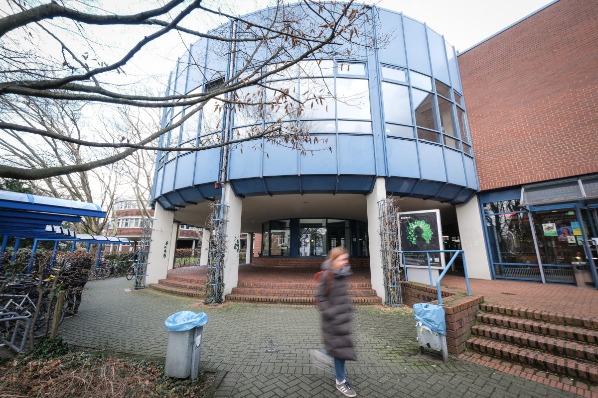 Universität Duisburg-Essen, Duisburger Campus mit Studentin