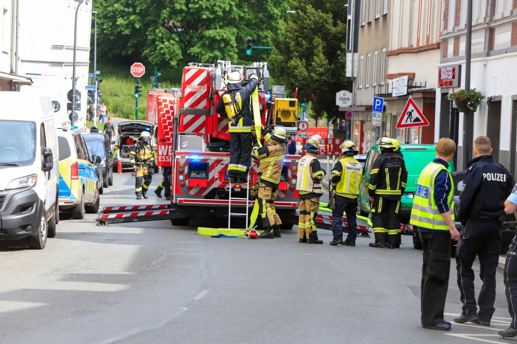 Polizei und Feuerwehr in Essen am Einsatzort