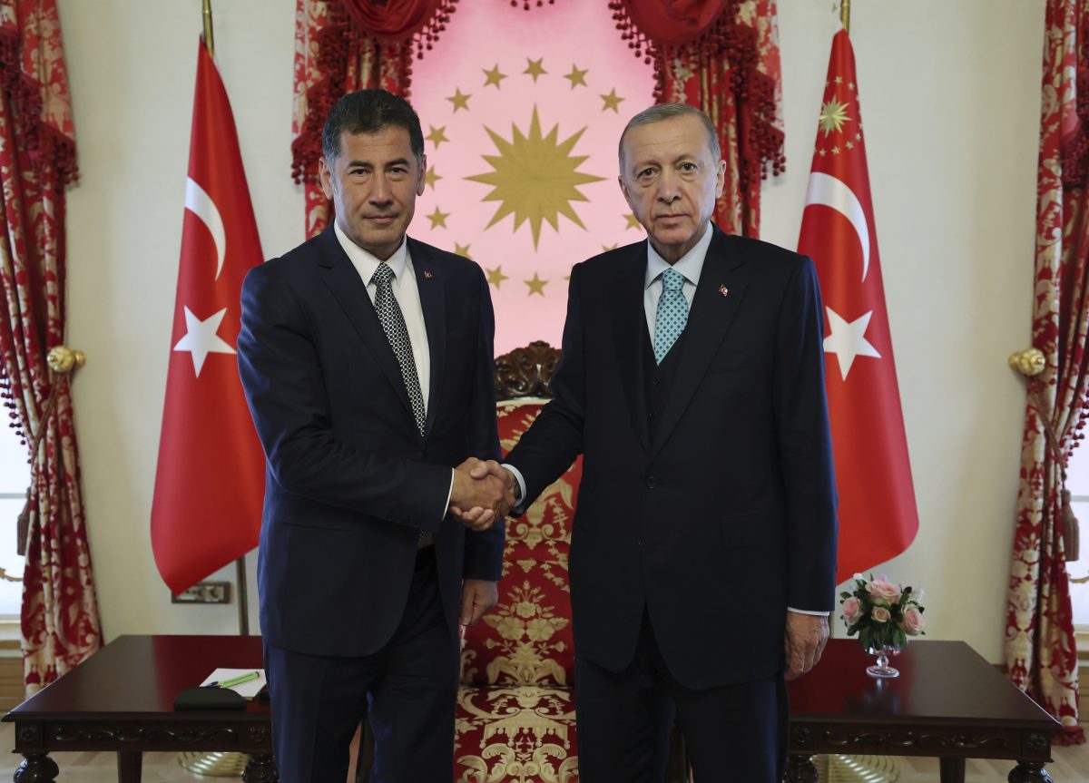 Am Sonntag stimmen die Menschen in der TÃ¼rkei Ã¼ber neue MachtverhÃ¤ltnisse ab. Erdogan erhÃ¤lt UnterstÃ¼tzung von Ultranationalisten Ogan.