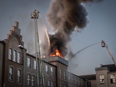 Duisburg: Feuer in einem leerstehenden Krankenhaus.