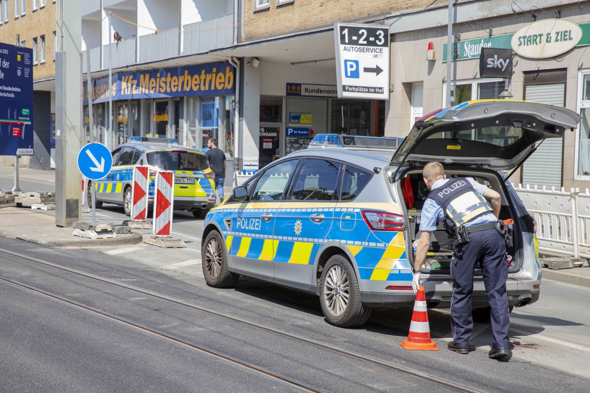 Tatort in Essen mit Polizeiwagen