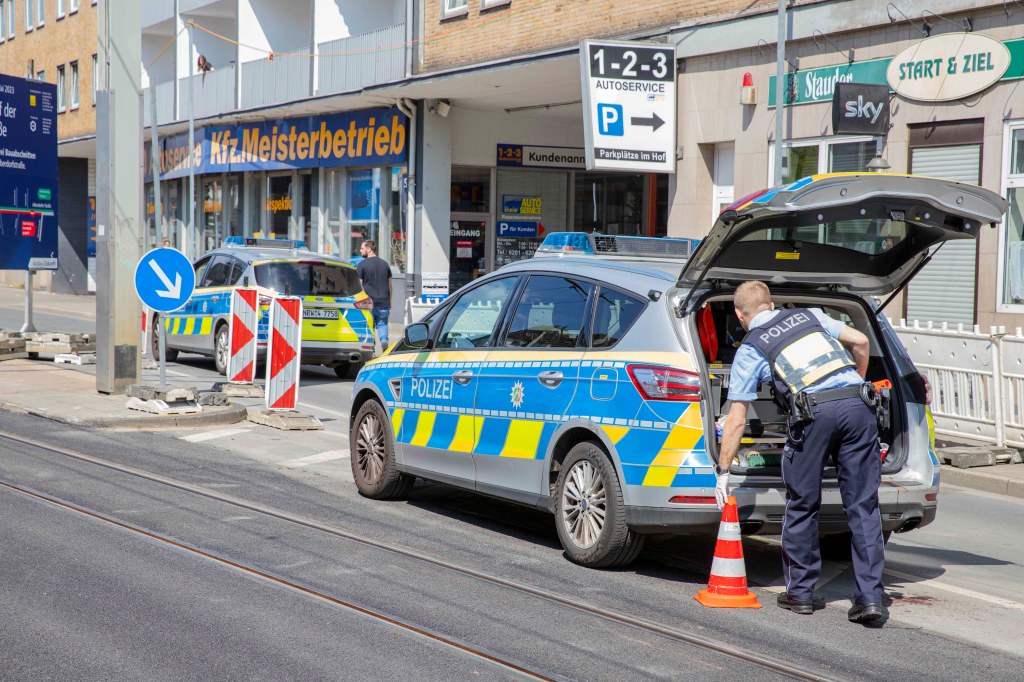 Tatort in Essen mit Polizeiwagen
