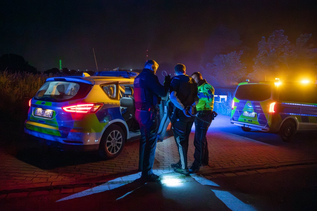 Polizei Duisburg Flüchtiger wird von zwei Beamten festgenommen
