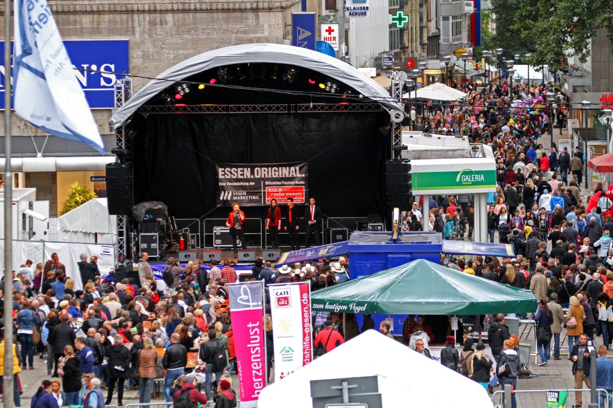 Essen Original Bilder aus dem Jahr 2013, Menschenmenge und Bühne am Willy-Brandt-Platz