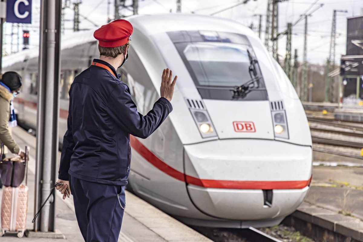 Deutsche Bahn: Reisende vergisst Koffer in ICE – der Inhalt macht sprachlos