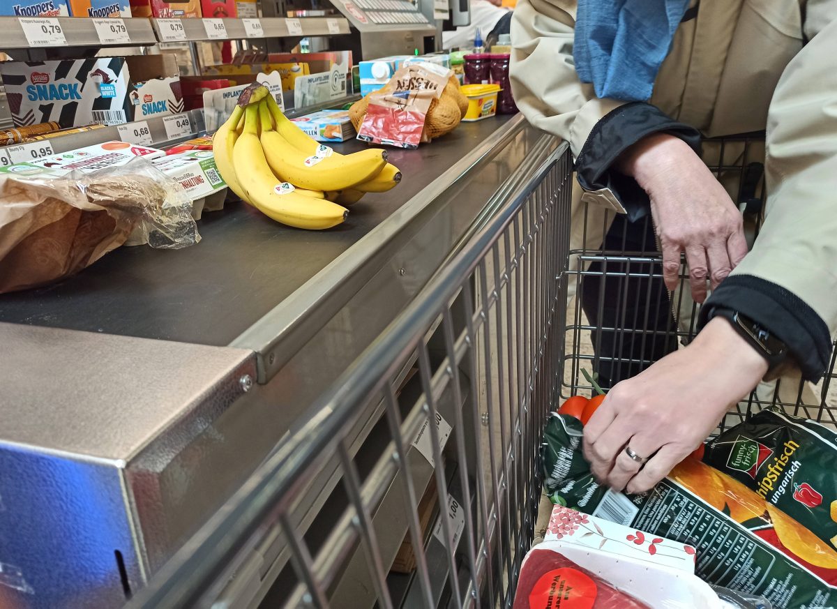 Im Internet kursieren einige Tipps und Tricks, um an der Supermarkt-Kasse Zeit zu sparen. Doch einige sind fragwürdig.