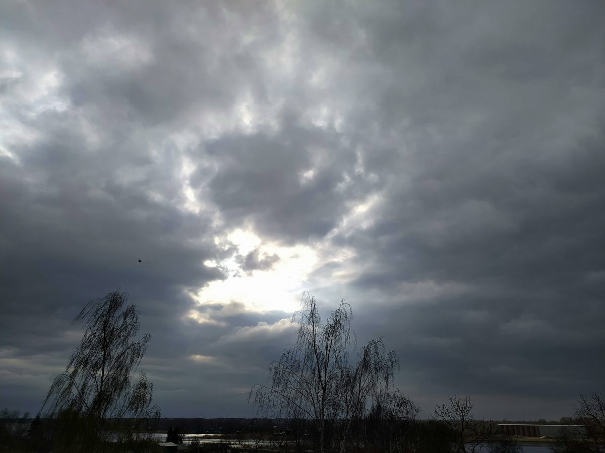 Wetter in NRW: Experte befürchtet Krawallwetter.