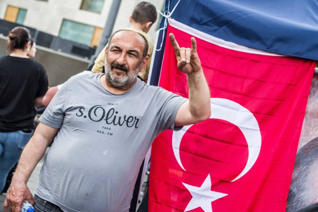 Alles Graue Wölfe? Dieser Mann zeigt in München den Wolfsgruß. Doch ein Großteil der Deutschtürken hat Erdogan nicht gewählt.